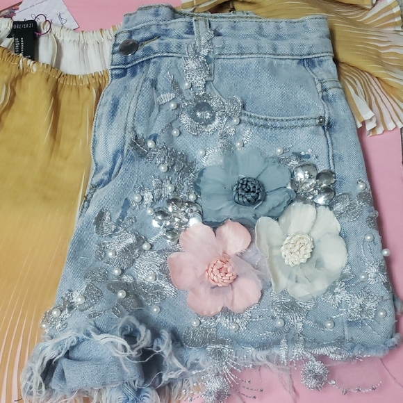 Embellished Floral Denim Shorts - Picture 8 of 10